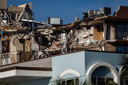 La parte superior del condominio Champlain Towers South parcialmente colapsado en el que murieron 98 personas