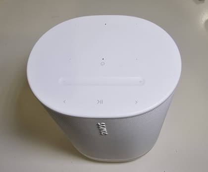 La parte superior del Sonos Move 2, con los controles táctiles; en la mayoría de los casos será más conveniente usar la app de Sonos, o del servicio de streaming de audio elegido