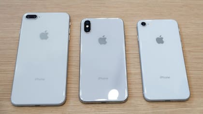 La parte trasera de iPhone X, entre un iPhone 8 Plus (izq.) y un iPhone 8 (der.)