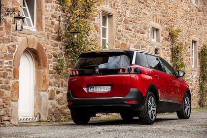 La parte trasera de la carrocería mantiene el estilo monovolumen que dio origen a este SUV