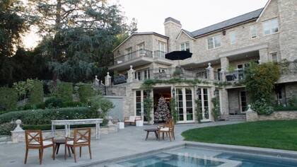 La parte trasera de la casa de los Hilton, lista para la Navidad