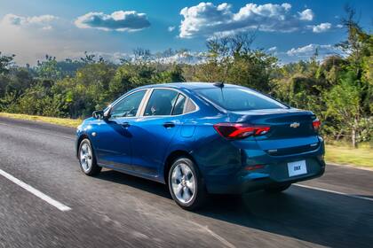 La parte trasera del Chevrolet Onix Plus 2020 luce ahora más moderna