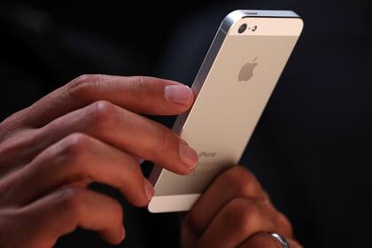 La parte trasera del iPhone 5 (con la cámara de 8 megapixeles y lente de zafiro) está hecha en aluminio y vidrio