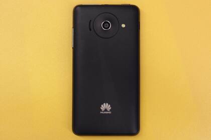 La parte trasera del Y300, con la tapa de la batería. El botón de bloqueo está arriba, junto al conector de audio