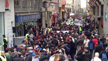 La particular campaña de Huawei de un celular por un peso atrajo las miradas de los peatones en el microcentro porteño