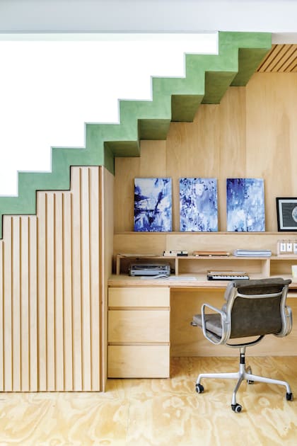 La particular escalera de microcemento que diseñó Ana Boneo para la casa de la artista Jazmín Prodan