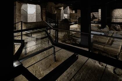 La pasarela de cristal por la que podrán moverse los visitantes de los Horrea Piperataria