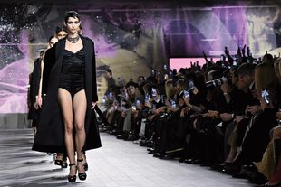 La pasarela de Dior homenajeó a la bailarina y cantante Josephine Baker y a los diseños de los años 20.