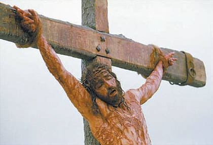 Una escena de la crucifixión de Jesús de la película La Pasión de Cristo, de Mel Gibson, en la que Cristo fue aferrado en la cruz con sogas y clavos