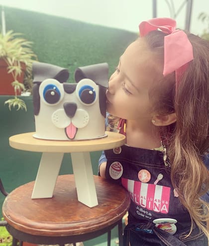 La pasión de Julieta por la cocina comenzó cuando era aún más pequeña. Con plastilina preparaba las tortas de cumpleaños de sus muñecas y practicaba con una cocinita de juguete