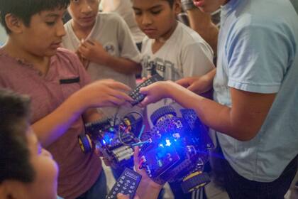 La pasión de los chicos a la hora de hacer funcionar los robots, todo un desafío