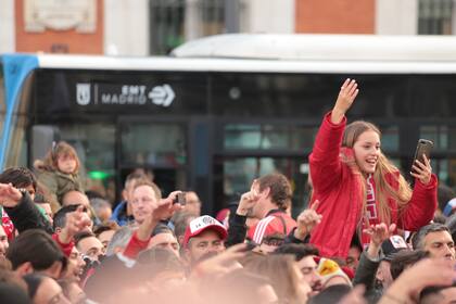 El banderazo de los hinchas de River Plate en la Puerta del Sol