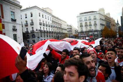 La pasión por el Superclásico invade las calles de Madrid