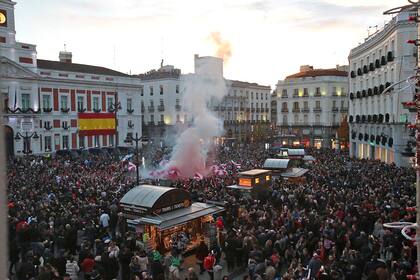 El banderazo de los hinchas de River Plate en la Puerta del Sol