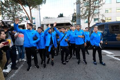 El plantel de Boca Juniors saluda a la salida del Hotel Eurostars, luego del entrenamiento