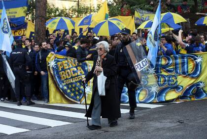 El banderazo de los hinchas de Boca Juniors en las calles de Madrid