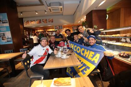 Un grupo de amigos argentinos en el bar Almacén Argentino, frente al Estadio Bernabeu