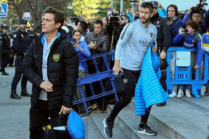 El DT de Boca Juniors, Guillermo Barros Schelotto a la salida del hotel