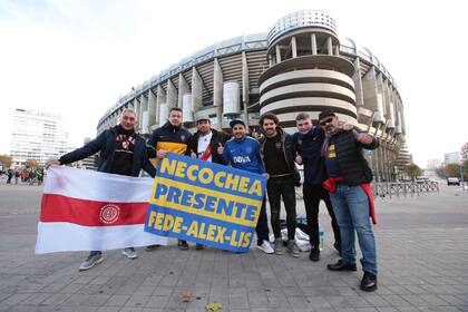 Amigos, que viajaron desde Argentina, dejan de lado la rivalidad. A sus espaldas el Estadio Bernabeu