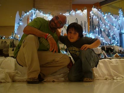 La pasión por Estudiantes de La Plata es una de las cosas que comparte Agustín con su papá (Foto: Gentileza Agustín Pérez Villarreal)