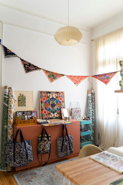 La pasión por los pañuelos es un amor que heredaron de sus abuelas y convirtieron en los lienzos de sus obras