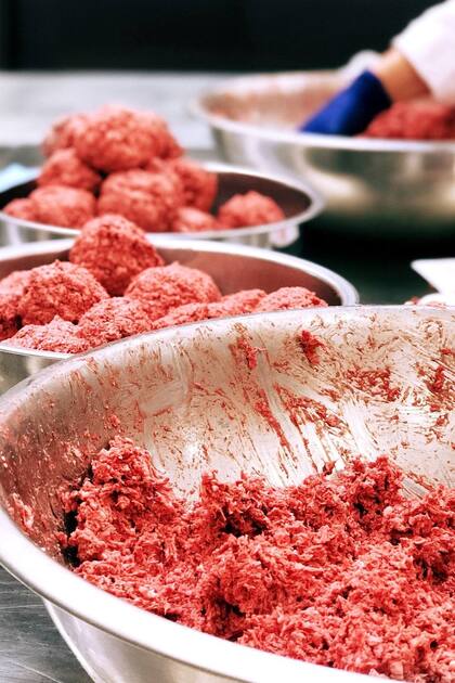 La pasta con la que se hace la hamburguesa vegetal tiene aspecto de carne picada