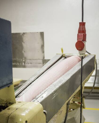 La pasta de caramelo se disopne en una máquina roladora, donde se unen los colores antes de entrar a la envolvedora.