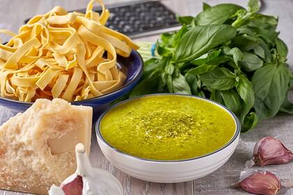 La pasta puede ayudar a niños y adultos quisquillosos a consumir vegetales y verduras que de otra manera no consumirían. Foto: El auténtico pesto genovés