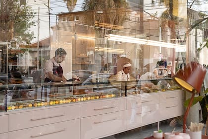 La pastelería de Damian Betular en Villa Devoto, en donde la gente hace largas filas para poder ingresar
