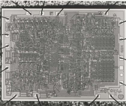 La pastilla del 4004 de Intel, el primer microprocesador, de 1971; integraba 2300 transistores, y pronto serían muchísimos más