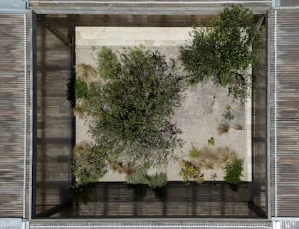 La pata sustentable fue especialmente trabajada por el estudio, que incorporó paneles solares en la cubierta. “El barrio está bastante alejado y desconectado de todo, y muchas veces se complica el suministro de energía y agua”, explican.