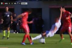 La durísima plancha del jugador de Vélez por la que se fue expulsado en el duelo ante Argentinos