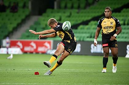 La patada de Domingo Miotti, puntos argentinos para Western Force. Es uno de los argentinos del equipo australiano.