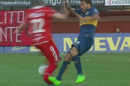 La patada de Tevez a Ham