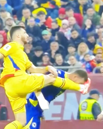 La patada del defensor rumano que desfiguró a Edin Dzeko