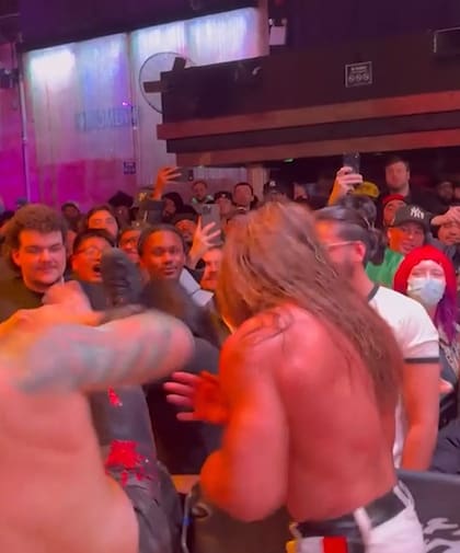 La patada voladora de Andrade a una espectadora