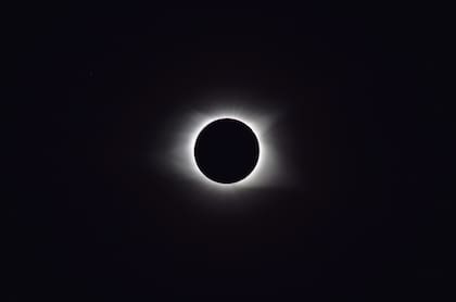 El eclipse total de Sol es una actividad de riesgo si uno quiere seguirlo al aire libre
