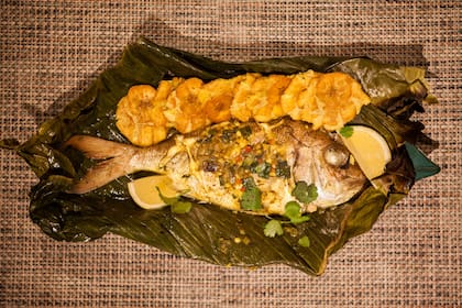 La patarashca -pescado entero en hojas de plátano- es uno de los platos típicos de esta cocina.
