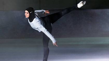 La patinadora de Emiratos Árabes, Zahra Lari se sumó a la creación de esta prenda junto con la marca deportiva