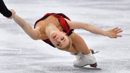 La patinadora rusa Evgenia Tarasova compite junto a su pareja de baile Vladimir Morozov