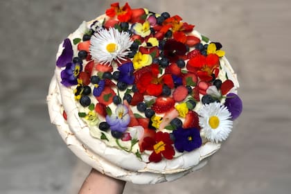 La Pavlova de chula con flores, claro