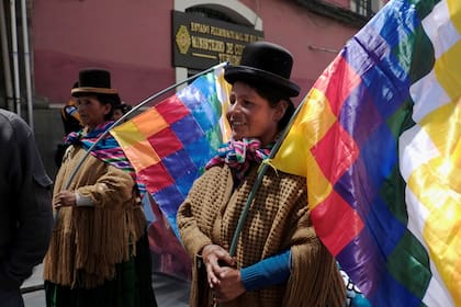 Mujeres cholas festejan el día de la mujer en Bolvia