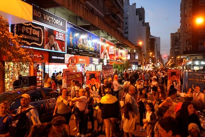 La peatonal Rivadavia durante la temporada pasada, poblada de espectáculos y turistas
