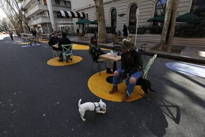 Según pudo constatar LA NACIÓN durante un recorrido por Belgrano y Palermo, esta nueva modalidad gastronómica no es solo un alivio para los vecinos de la zona sino también para cafeterías, bares y restaurantes