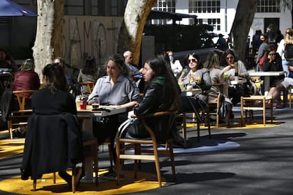 Según los vecinos la reciente peatonalización de la calle Nicaragua entre la avenida Dorrego y Arévalo marcó un cambio radical en el cumplimiento de las normas de distanciamiento