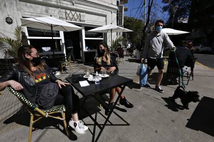 Sobre la calle Nicaragua, entre Av. Dorrego y Arévalo, las mesas con sol tuvieron una ocupación del 100% durante el mediodía