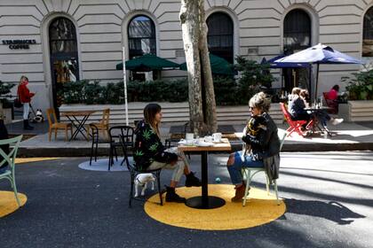 La peatonalización en Palermo, con los círculos pintados para el distanciamiento social