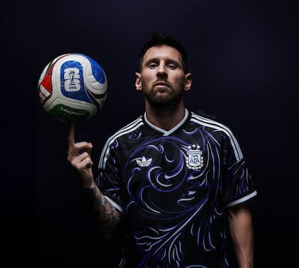 La peculiar camiseta suplente de Argentina, vestida por el capitán; la nueva pelota, Trinoda, sí fue presentada oficialmente por Adidas.