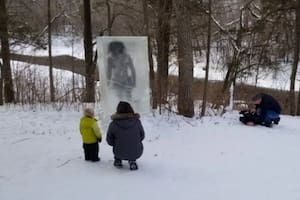 Misterio: encontraron un cavernícola congelado en un parque