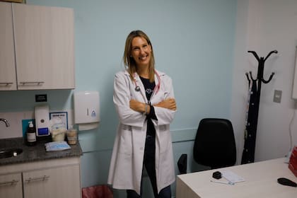 La pediatra Celeste Celano, en su consultorio